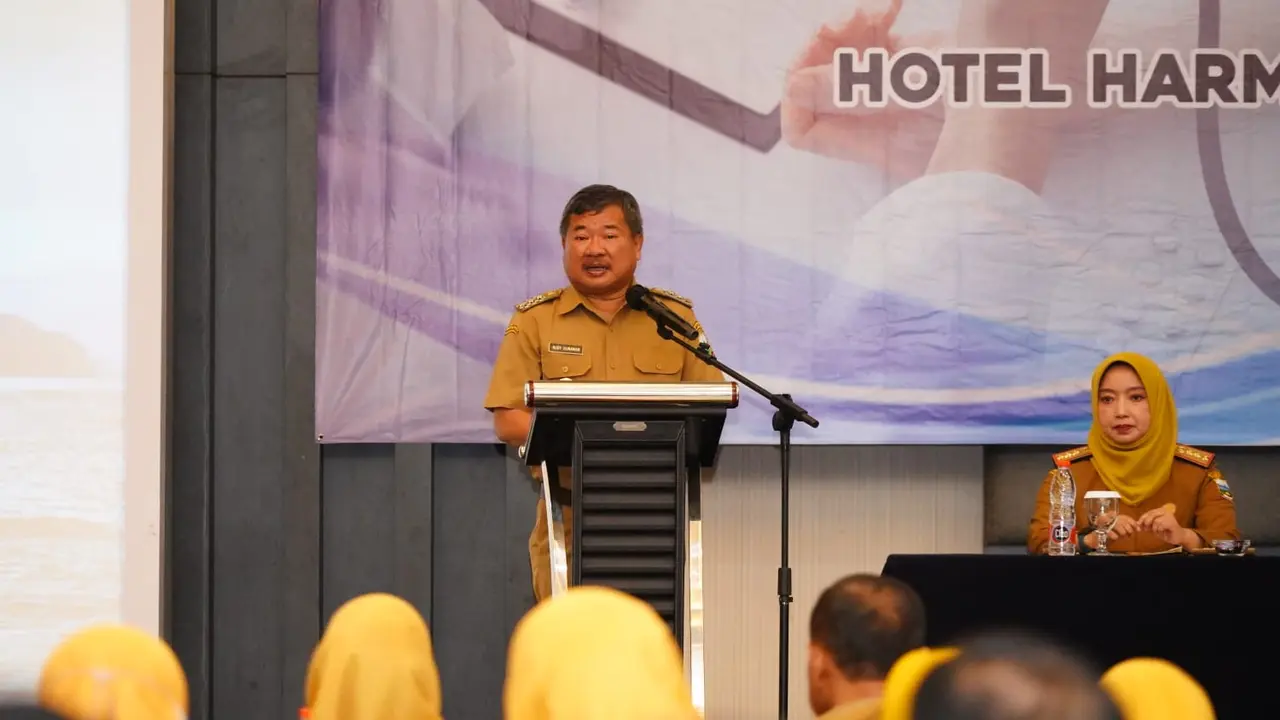 Bupati Garut Rudy Gunawan menyampaikan peringatan mengenai ancaman kekeringan selepas pertemuan koordinasi dan evaluasi pelaksanaan deteksi kini, perpentif dan respon penyakit TK Garut. (Liputan6.com/Jayadi Supriadin)