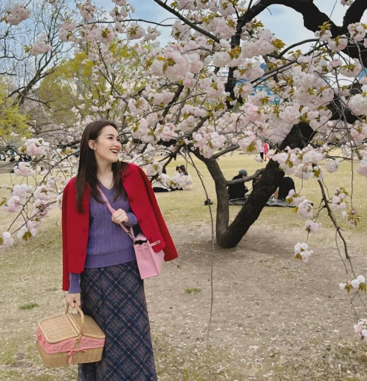 Ayu Ting Ting Pamer Gaya Mewah di Jepang dengan Tiga Tas Branded, Begini Penampilannya