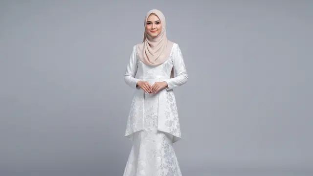Sentuhan Glamor pada Gamis Kebaya Duyung dengan Inner Span