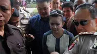 Terdakwa kasus penyuapan Jaksa Urip, Artalita Suryani alias Ayin keluar dari Lapas Wanita Tangerang, Jumat (28/1). Ditemani sejumlah kerabat, Ayin keluar Lapas dengan status bebas bersyarat.(Antara)