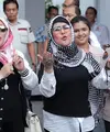 Penyanyi dangdut senior itu tiba sekitar pukul 14.00 WIB. Dengan didampingi putrinya, Fitria Sukaesih dan Zecky Alatas, menantu sekaligus kuasa hukumnya. Sekitar tiga jam di dalam gedung. (Deki Prayoga/Bintang.com)