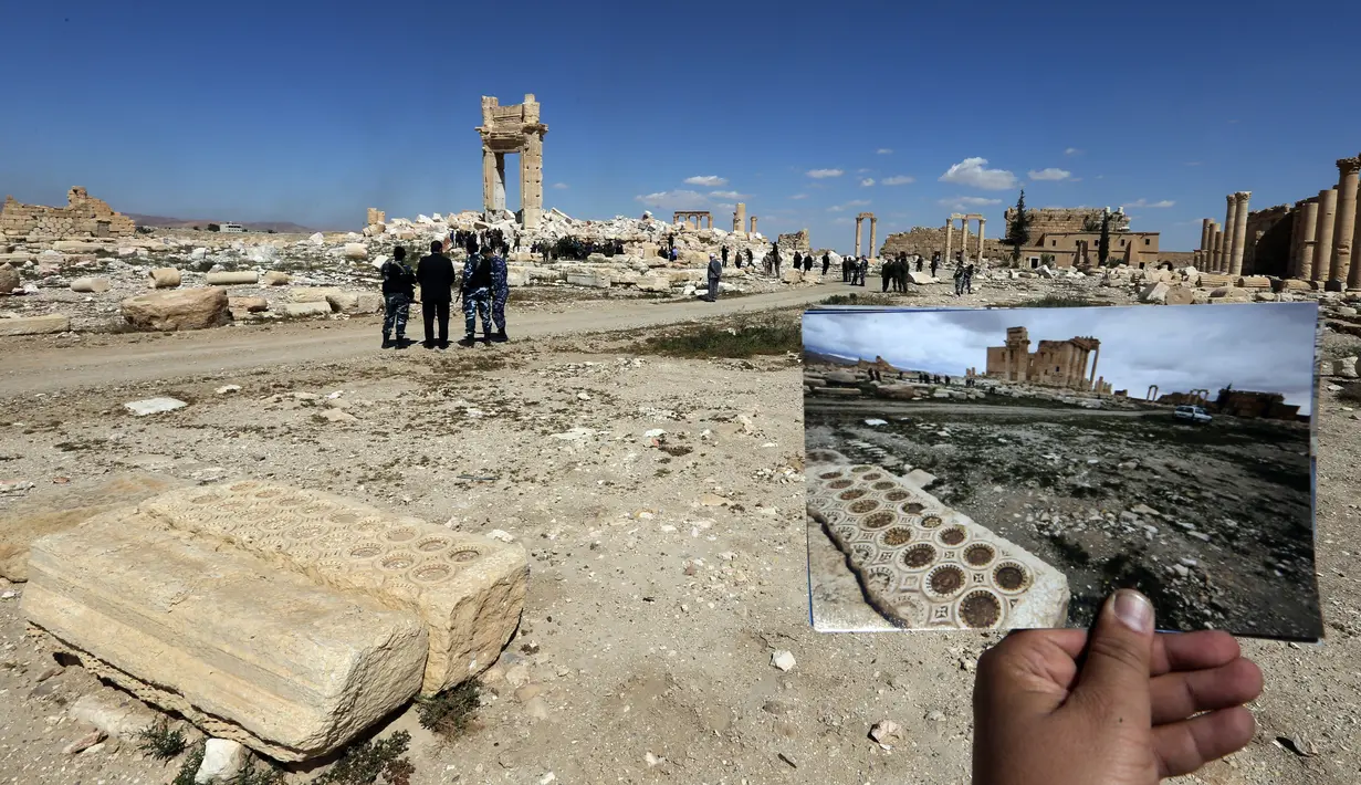 Pemandangan yang ditunjukkan fotografer dari foto Temple of Bel yang diambil pada tanggal 14 Maret 2014 di depan sisa-sisa kuil bersejarah setelah dihancurkan oleh ISIS pada September 2015 di kota kuno Palmyra, Suriah, 31 Maret 2016. (Joseph EID/AFP)