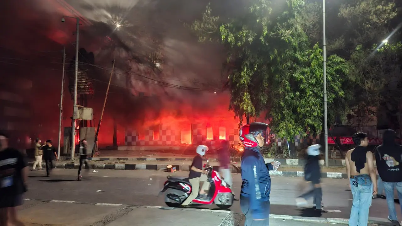 Pos polisi di bawah jembatan layang atau flyover di Jalan Urip Sumoharjo dibakar massa.