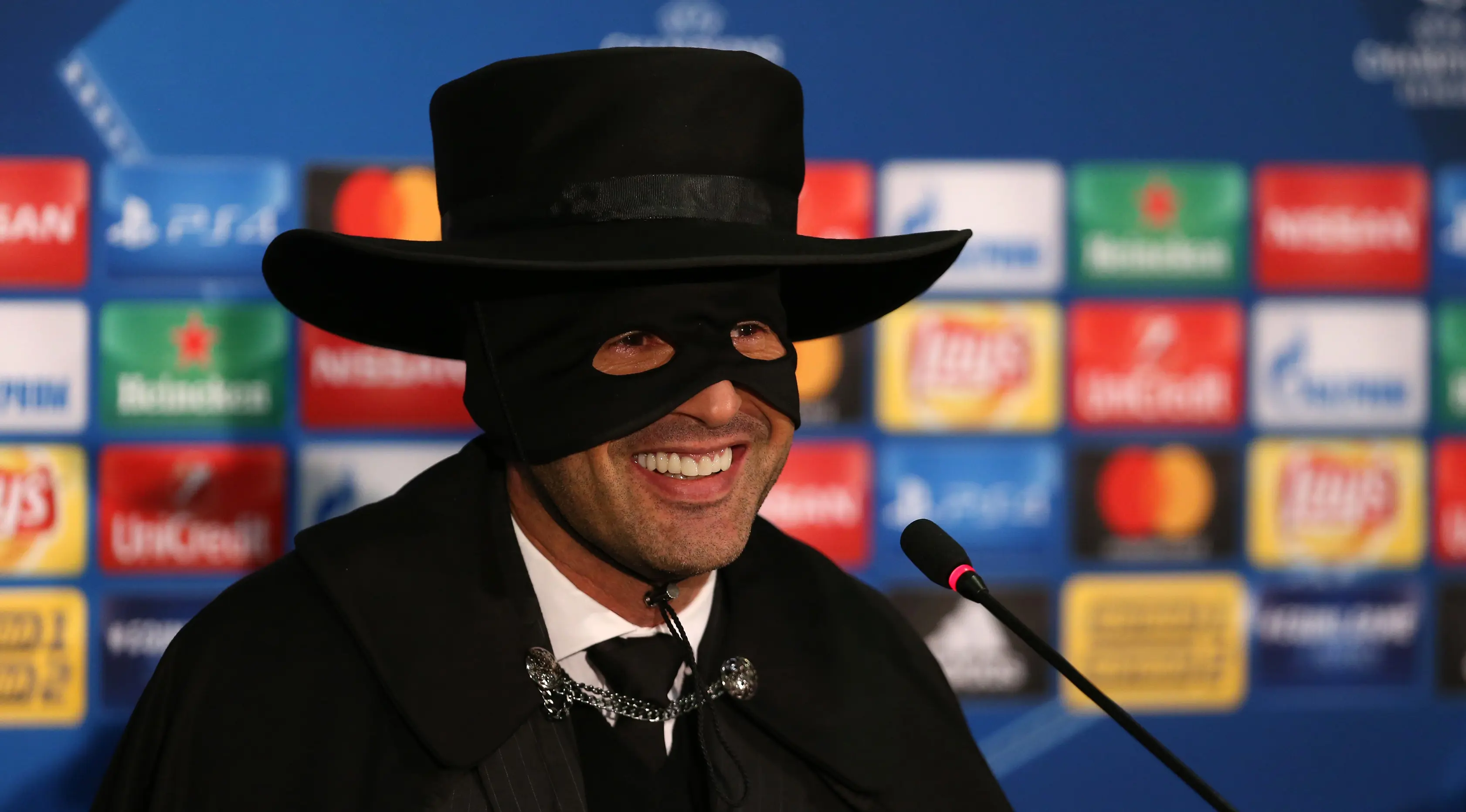 Pelatih Shakhtar Donetsk, Paulo Fonseca tampil dengan dandanan nyentrik dalam jumpa pers setelah Liga Champions melawan Manchester City di Metalist Stadium, Kamis (7/12) (STANISLAS VEDMID/AFP)