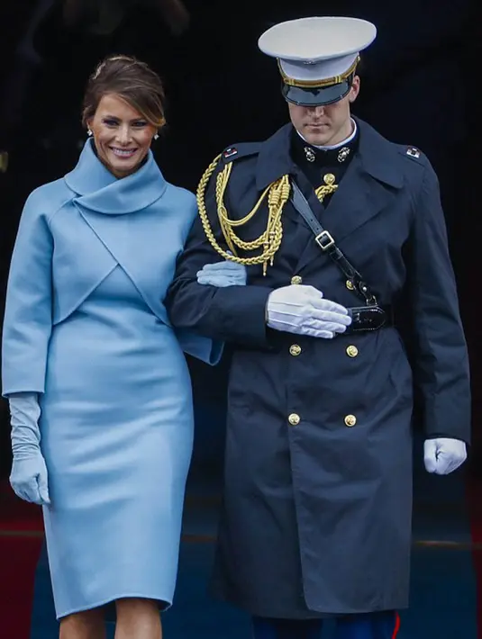 Kabarnya dress biru muda yang dikenakan Melania saat itu hasil rancangan Ralph Lauren, lengkap dengan sarung tangan dan jaket bergaya turtle neck yang dikenakannya. (doc.dailymail.com)
