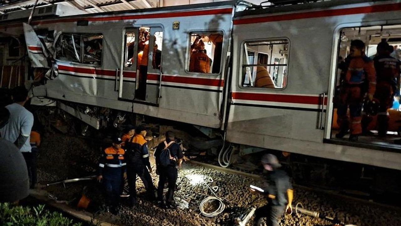 Tim SAR Potong Gerbong, Evakuasi Penumpang KRL Terjepit Usai Tabrakan di Bekasi