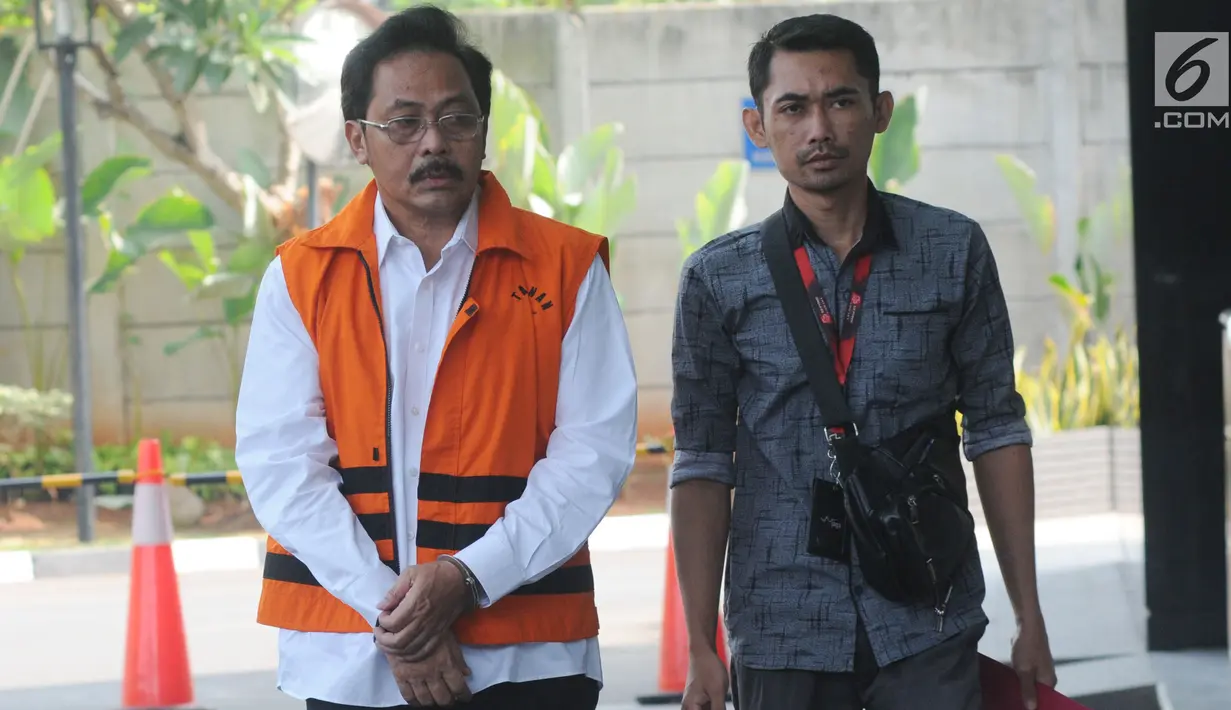 Gubernur Kepulauan Riau nonaktif Nurdin Basirun (kiri) tiba untuk menjalani pemeriksaan di gedung KPK, Jakarta, Senin (5/8/2019). Nurdin Basirun diperiksa sebagai saksi untuk tersangka pengusaha Abu Bakar terkait aliran suap izin lokasi rencana reklamasi di wilayah Kepri. (merdeka.com/Dwi Narwoko)