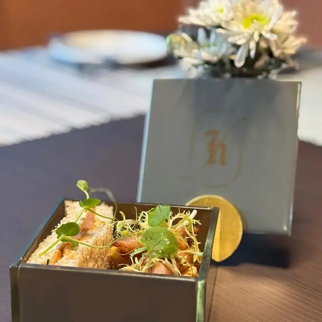 Sentuhan Liquid Gold dari Madu Mentah Lokal di Afternoon Tea ala Bangsawan