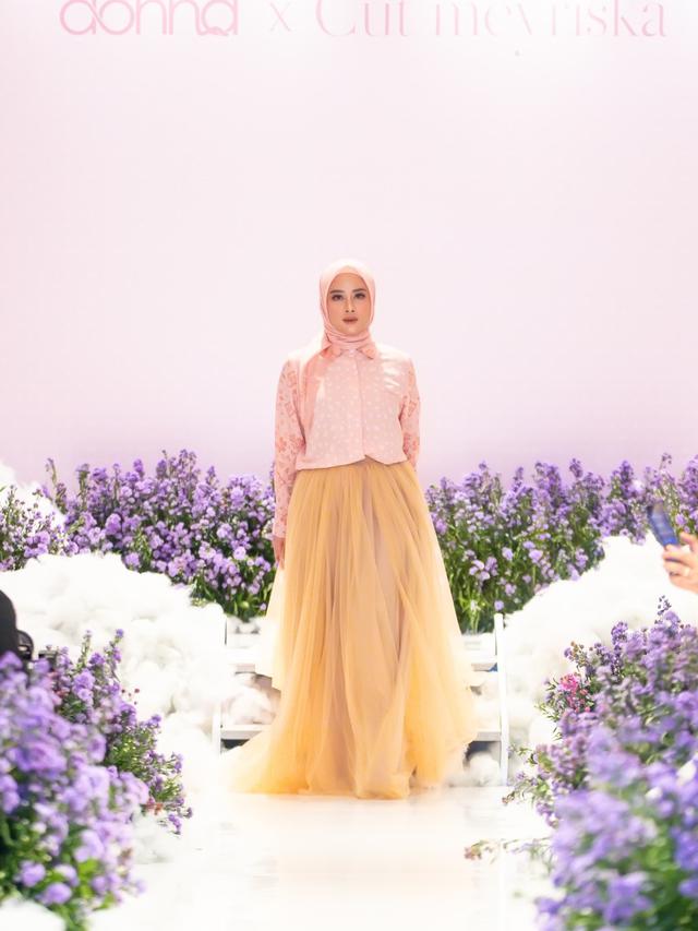 Salah satu busana dari koleksi Naura rilisan Donna Prive bersama Cut Meyriska. (Foto: Koleksi Pribadi Donna Prive)