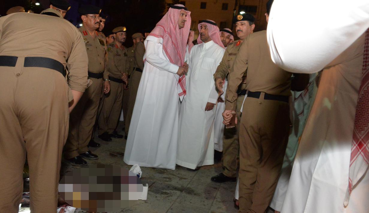 Pemimpin kota Madinah, Faisal bin Salman bin Abdulaziz (kiri) ketika meninjau lokasi ledakan bom bunuh diri di pos keamanan di dekat Masjid Nabawi, Madinah, Senin (4/7). Sebanyak 4 petugas keamanan dilaporkan tewas, dan 5 lainnya terluka. (STR /AFP)