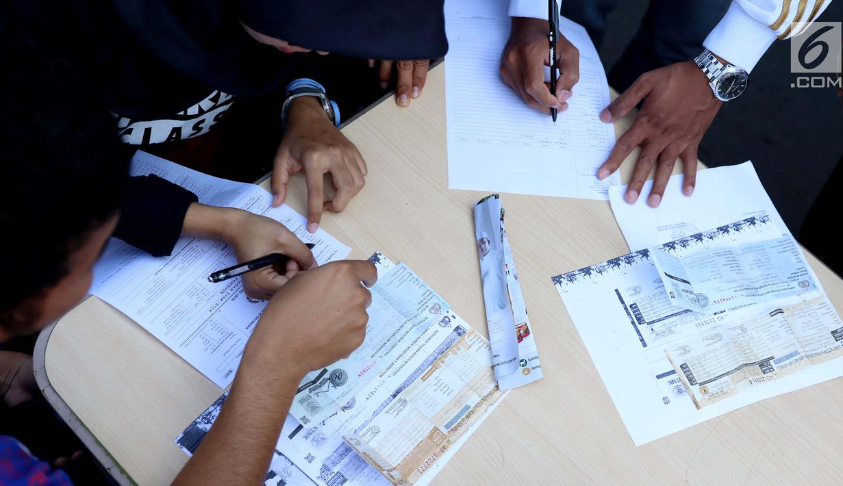 Warga mengisi formulir untuk membayar pajak kendaraan bermotor di samsat keliling di car free day, Jakarta, Minggu (27/8). Perpanjangan STNK tanpa BPKB hanya berlaku di gerai Samsat Keliling car free day. (Liputan6.com/Angga Yuniar)