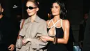 <p>Kylie Jenner adalah pengunjung tetap di barisan depan Schiaparelli, tetapi hari ini ia juga menyaksikan kakaknya sendiri, Kendall Jenner. [@treyshotyou/@voguemagazine].</p>