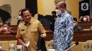 Menteri Dalam Negeri Tito Karnavian (kiri) bersama Ketua KPU Hasyim Asy’ari (kanan) saat rapat kerja dengan Komisi II DPR RI di Kompleks Parlemen, Senayan, Jakarta, Selasa (7/6/2022). Rapat membahas Peraturan KPU (PKPU) tentang Tahapan dan Jadwal Pemilu 2024. (Liputa6.com/Angga Yuniar)