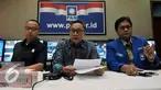 Ketua Umum Partai Amanat Nasional, Zulkifli Hasan (tengah), Bersama Sekjen PAN Eddy Soeparno (kiri), dan Ketua DPP PAN Viva Yoga saat menggelar Konferensi Pers terkait Kemenangan PAN di Pilkada Serentak, Jakarta, Kamis (10/12). (Liputan6.com/Johan Tallo)