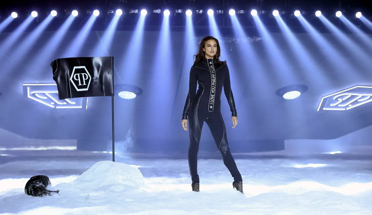 Model asal Rusia, Irina Shayk berpose di atas catwalk membawakan koleksi desainer Philipp Plein dalam New York Fashion Week 2018, Sabtu (10/2). Irina juga terlihat memikat berkat gaya rambut wavy. (Dimitrios Kambouris/GETTY IMAGES/AFP)