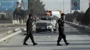 Petugas keamanan memeriksa lokasi serangan bom di Kabul, Afghanistan, Selasa (2/2/2021).  Sebuah bom pinggir jalan meledak Selasa di ibu kota Kabul, menewaskan dua orang dan melukai beberapa orang.  (AP Photo/Rahmat Gul)