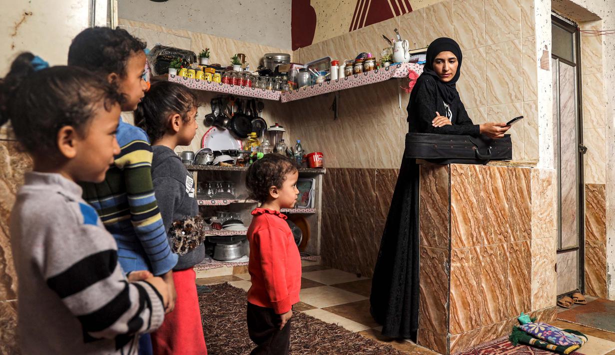 Hari ini, perempuan muda Palestina itu bernyanyi untuk “menutupi kebisingan bom Israel”. (Eyad BABA/AFP)