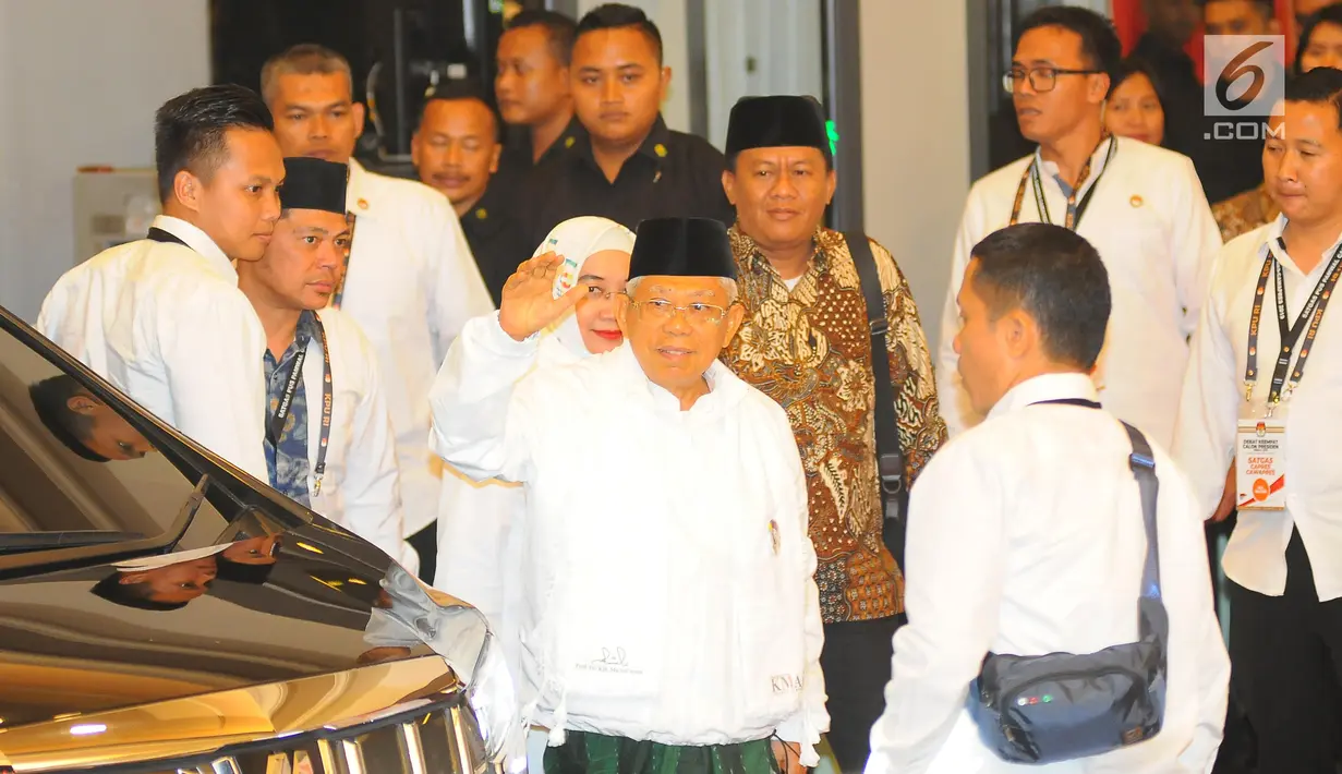 Cawapres nomor urut 01 Ma'ruf Amin berserta istri tiba di lokasi debat keempat Pilpres 2019 di Hotel Shangri-La, Jakarta, Sabtu (30/3). Debat dimoderatori Retno Pinasti dan Zulfikar Naghi, serta sembilan panelis. (Liputan6.com/AnggaYuniar)