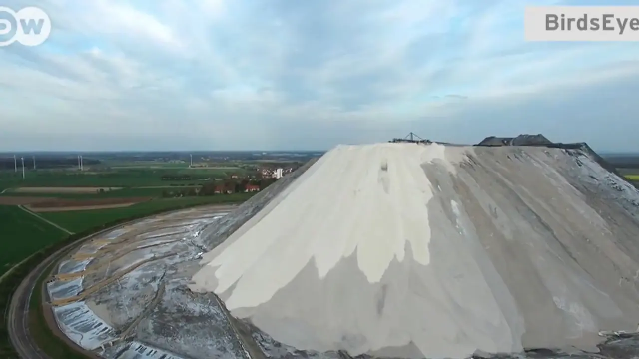 Gunung Garam Besar Ini Menuai Banyak Kontroversi. sumberfoto: DW English