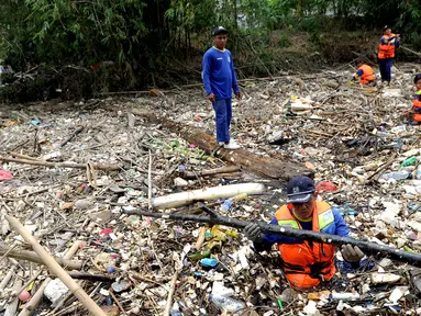 Petugas gabungan membersihkan tumpukan sampah yang menyumbat aliran air Sungai Cikeas di kawasan Bendung Koja Jatiasih, Bekasi, Jawa Barat, Rabu (16/10/2019). Pembersihan sekitar 1.200 meter kubik sampah bambu  tersebut diperkirakan menghabiskan waktu dua minggu. (merdeka.com/Arie Basuki)