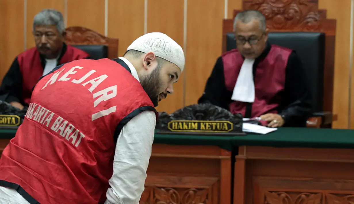 "Saksi hari ini diperiksa empat orang. Security dua orang, lalu Ardi dan Sofyan. Ardi itu pengedar, kalau Sofyan yang ambil barang dari Ridho dan jatuhnya pengedar juga," kata Achmad Cholidin pengacara Ridho Rhoma sebelum sidang.(Deki Prayoga/Bintang.com)