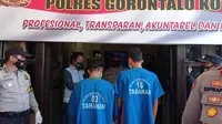 Pria berinisial MZ (19) dan AN (23) berhasil diamankan Polsek Kota Tengah, Kota Gorontalo. (Arfandi Ibrahim/Liputan6.com)