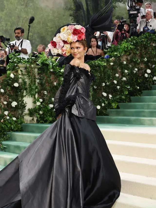 Absen Sejak 2019, Zendaya Berlenggang ala Bangsawan Inggris di Met Gala 2024 dengan Busana Karya John Galliano