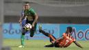 Pemain PS TNI, Abduh Lestaluhu (kiri) melewati adangan pemain Perseru Serui, Alba Serkadifat pada lanjutan Liga 1 2017 di Stadion Pakansari, Bogor (07/10/2017). PS TNI menang 2-1. (Bola.com/Nicklas Hanoatubun)