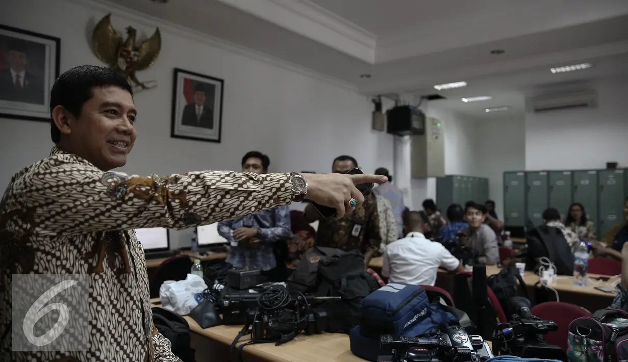 MenPANRB Yuddy Chrisnandi meninjau ruang press room wartawan di Istana kepresidenan, Jakarta, Jumat (13/5). Tinjauan tersebut dilakukan untuk melihat aktifitas para wartawan saat menunggu agenda kegiatan kepresidenan. (Liputan6.com/Faizal Fanani)