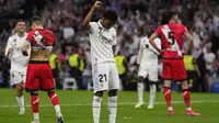Rodrygo dari Real Madrid memberi isyarat setelah pertandingan sepak bola La Liga Spanyol antara Real Madrid dan Rayo Vallecano di stadion Santiago Bernabeu di Madrid, Spanyol, Rabu, 24 Mei 2023. (AP Photo/Manu Fernandez)