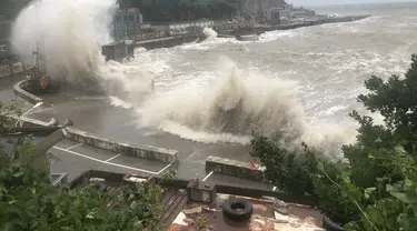 Hantaman ombak di Shengshan, Kota Zhoushan, Provinsi Zhejiang, China timur (4/8/2020). Hagupit, topan keempat pada tahun ini, mendarat di Provinsi Zhejiang, China timur, pada Selasa (4/8) dini hari, kata Pusat Meteorologi Nasional (National Meteorological Center). (Xinhua/Zou Xunyong)