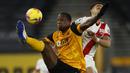 Bek Wolverhampton Wanderers, Willy Boly, berebut bola dengan gelandang Southampton, Che Adams, pada laga lanjutan Liga Inggris di Molineux Stadium, Selasa (24/11/2020) dini hari WIB. Wolverhampton imbang 1-1 menghadapi Southampton. (AFP/Andrew Boyers/pool)