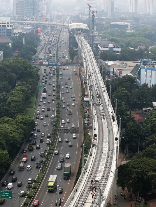 Pemandangan jalur layang mass rapid transit (MRT) yang melintasi tol Jakarta Outer Ring Road (JORR) TB Simatupang, Jakarta, Sabtu (21/4). Transportasi massal berbasis rel akan melayani hingga 173.400 penumpang setiap hari. (Liputan6.com/Fery Pradolo)