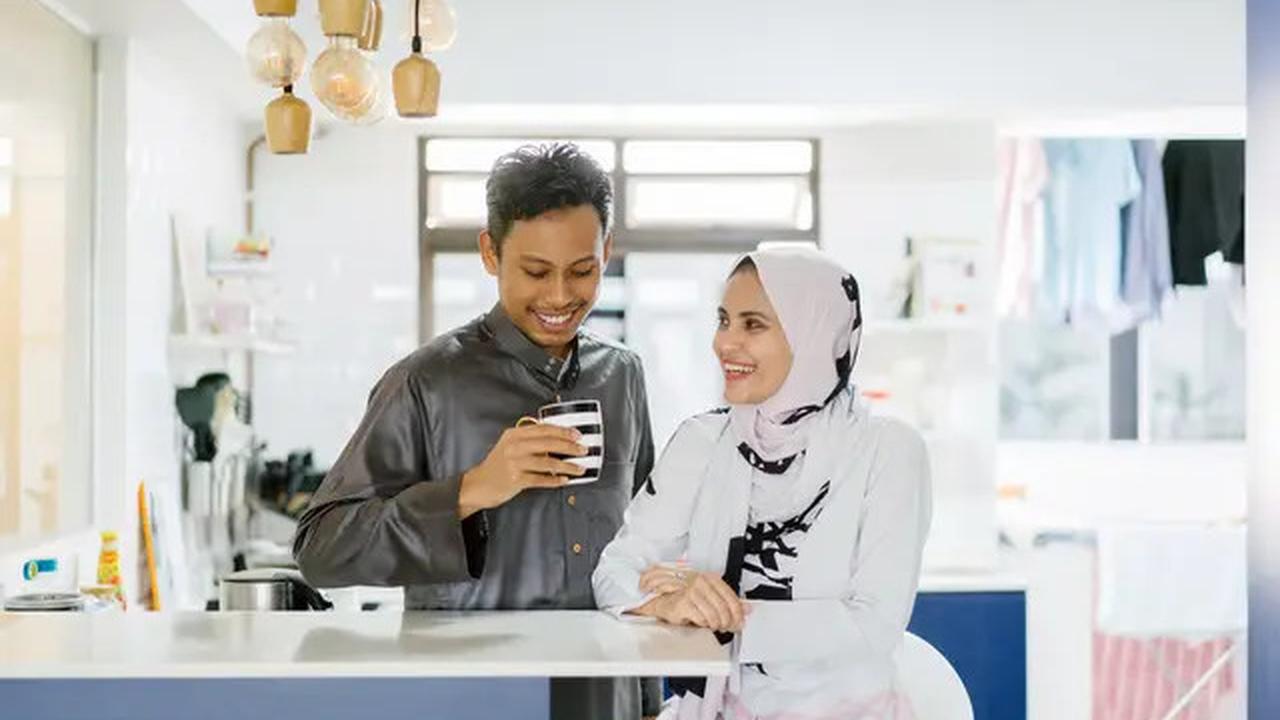 Dosakah Jika Istri Memaksa Suami untuk Sholat?