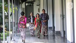 Founder Belantara/budaya Indonesia, Diah Kusumawardani (kedua kanan) saat Parade Fashion Show dalam rangkaian acara Bulan Kebangkitan, di Museum Kebangkitan Nasional, Jakarta, Sabtu (21/5/2022). (Liputan6.com/Johan Tallo)