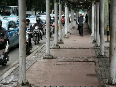 Kondisi trotoar di kawasan Sudirman, Jakarta, Selasa (2/2/2016). Gubernur Ahok berencana akan membuat trotoar yang ramah kepada para penyandang disabilitas. (Liputan6.com/Faizal Fanani)