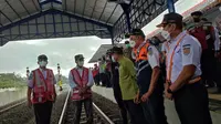 Menteri Perhubungan (Menhub) Budi Karya Sumadi meninjau langsung jalur ganda atau double track kereta api (KA) Bogor-Sukabumi, Minggu (3/4/2022).