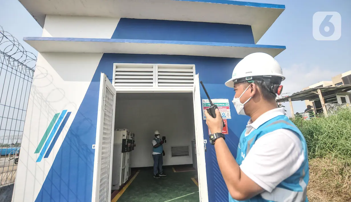 Petugas memeriksa kesiapan pasokan listrik di gardu Sirkuit Formula E, Ancol, Jakarta Utara, Kamis (12/5/2022). Menjelang ajang balap Formula E, PLN menyiapkan empat lapis pasokan listrik tetap andal di lokasi sirkuit termasuk dengan menggunakan UPS yang menjamin listrik tanpa kedip dan ramah lingkungan. (merdeka.com/Iqbal S. Nugroho)
