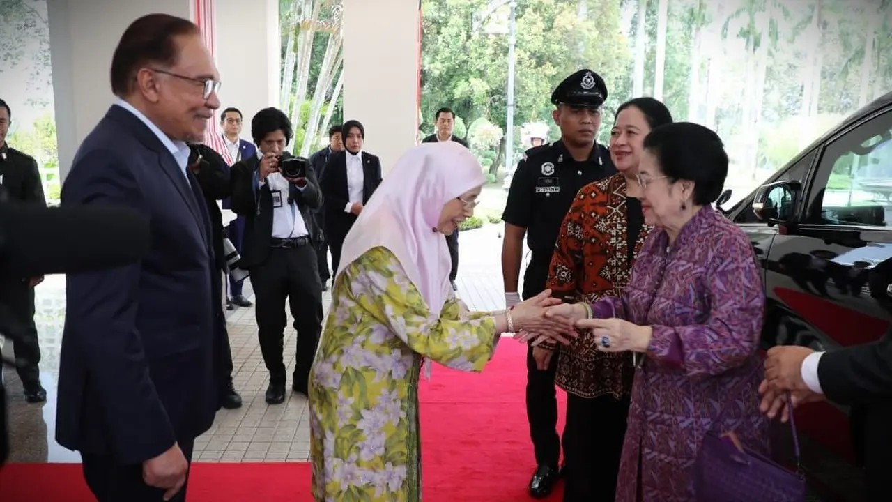 Presiden Kelima RI yang juga Ketua Umum DPP PDI Perjuangan (PDIP) Megawati Soekarnoputri diterima dengan hangat oleh Perdana Menteri (PM) Malaysia Anwar Ibrahim