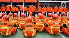 Kepala Basarnas Marsekal Madya TNI Henri Alfiandi (tengah) memberikan arahan saat upacara pelepasan perbantuan internasional ke Turki yang dilanda gempa bumi di Lapangan Basarnas, Kantor Pusat Basarnas, Jakarta Pusat, Jumat (10/2/2023). Tim Inasar yang diberangkatkan berjumlah 47 orang, terdiri dari 42 anggota Basarnas, empat anggota K9 Polri, dan satu anggota medis dari RSCM. (Liputan6.com/Herman Zakharia)