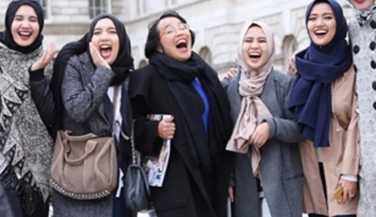 Zaskia berhasil menembus Internasional mempromosikan beberapa desain baju nya dikancah dunia, tak hanya itu Dian Pelangi beserta rekan rekan terlibat dalam proses launching busana Zaskia. (viainstagram@zaskiasungkar15/Bintang.com)