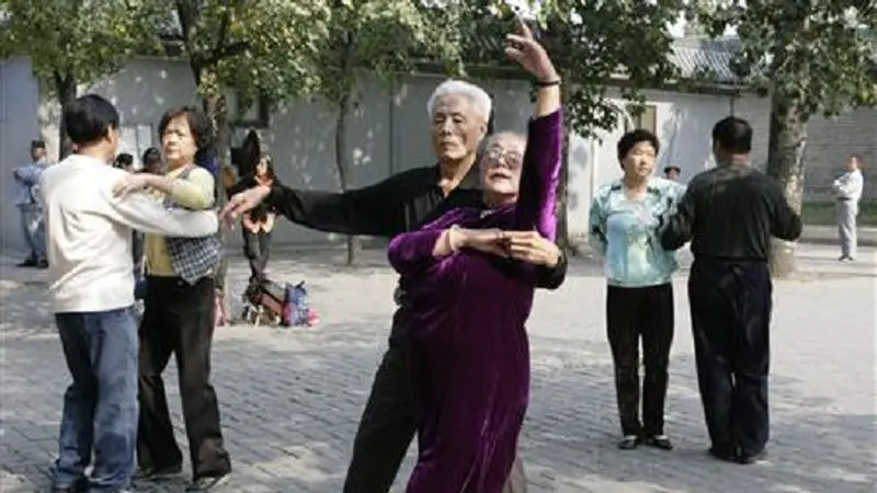Para lansia di Tiongkok sangat bergantung secara emosional dan finansial kepada anak-anak mereka