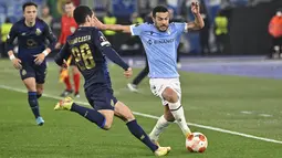 Penyerang Lazio Pedro berebut bola dengan gelandang Porto Bruno Costa pada leg kedua play-off babak 16 besar Liga Europa di Stadio Olimpico, Jumat (25/2/2022) dini hari WIB. Porto berhasil melaju ke babak 16 besar usai menahan imbang Lazio 2-2 dengan agregat 4-3 (Fabrizio Corradetti/LaPresse via AP)