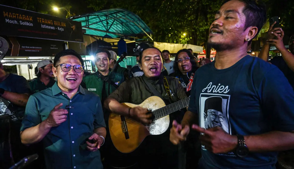 Calon Wakil Presiden Muhaimin Iskandar (kiri) bernyanyi bersama pendukungnya dalam kampanye pemilu pertamanya di Surabaya pada tanggal 28 November 2023. (Juni Kriswanto/AFP)