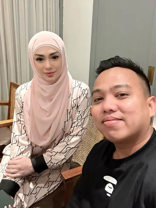 Tidak hanya Maia Estianty yang membagikan momen Celine berhijab. Tapi juga pemilik akun @aanstory, yang membagikan foto bersama Celine berhijab. Celine tampak memesona dengan hijab yang dikenakan. Unggahan tersebut mendapat reaksi positif dari warganet. 
 [Instagram/aanstory]