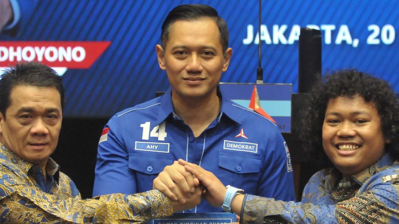 Pasangan bakal calon wali kota dan bakal calon wakil wali kota Tangerang Selatan, Riza Patria (kiri)-Marshel Widianto (kanan) tersenyum ketika menerima dukungan dari Ketua Umum Partai Demokrat Agus Harimurti Yudhoyono (AHY) di Gedung DPP Demokrat, Jakarta