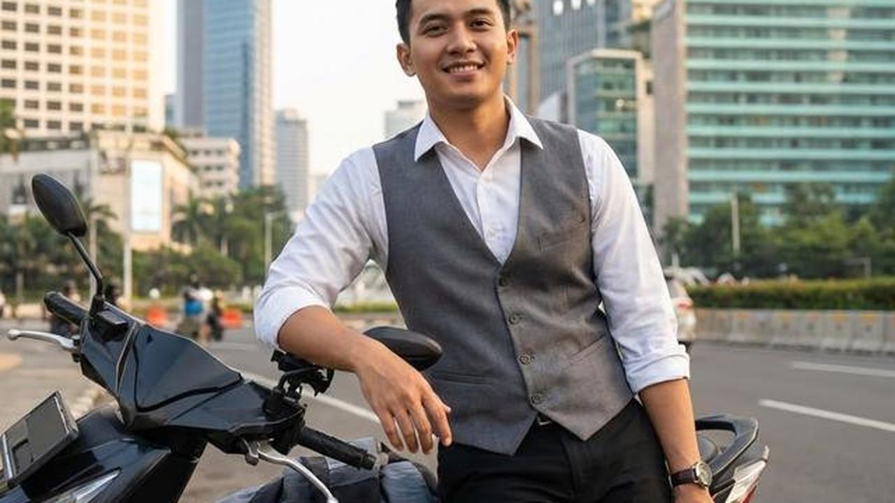 7 Outfit Kantor yang Tetap Rapi Meski Naik Motor, Tampil Profesional Tanpa Ribet di Perjalanan