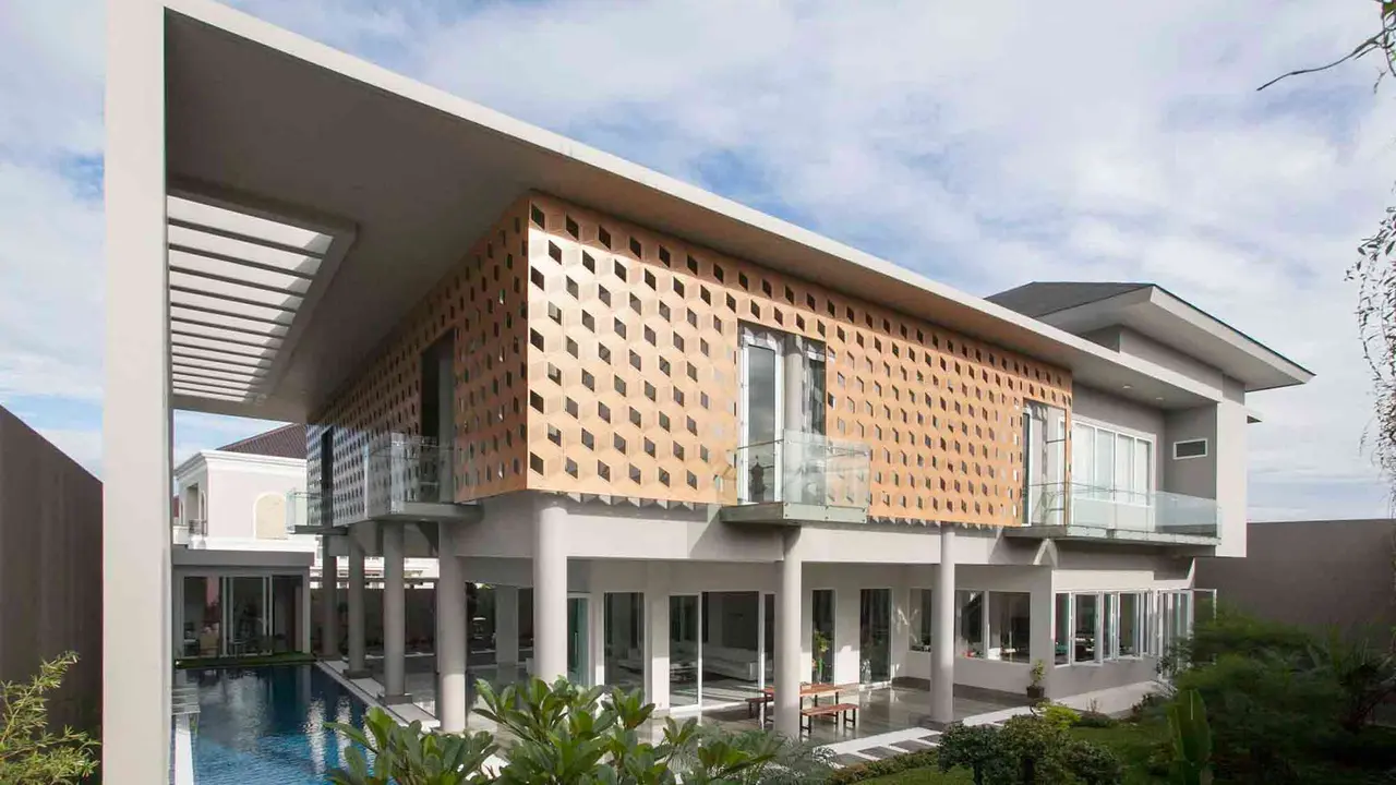 Arsitektur Rumah Modern Keren dengan Lantai Kaca dan Kolam Renang Semi Indoor