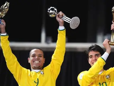 Gelandang Brasil, Kaka berpose dengan "bola emas", bersama dengan striker Brasil, Luis Fabiano yang berhak atas gelar "sepatu emas" setelah final Piala Konfederasi antara AS vs Brasil pada 28 Juni 2009 di Ellis Park, Johannesburg. AFP 