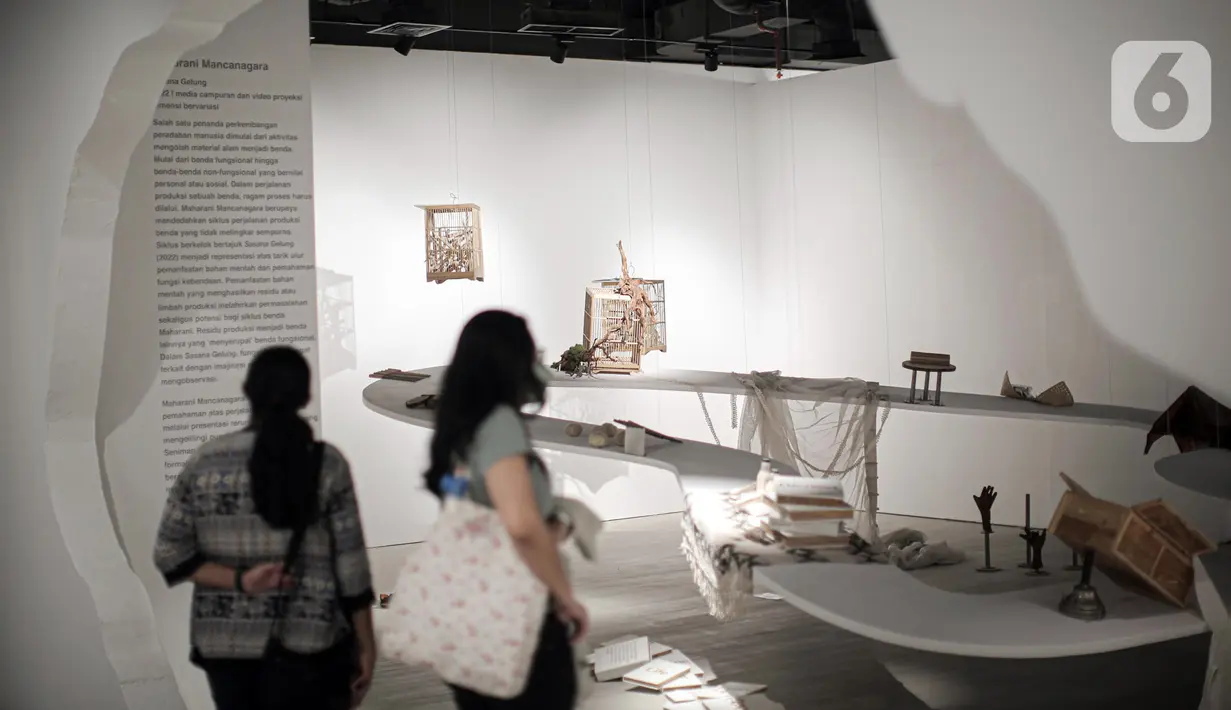 Sejumlah karya seni ditampilkan dalam Pameran Distrik Seni Sesi 2 bertajuk "Berkelanjutan!" di Gedung Sarinah, Jakarta, Minggu (11/9/2022). Pameran yang menampilkan karya seni dari 30 seniman itu berlangsung hingga 24 November 2022. (Liputan6.com/Faizal Fanani)